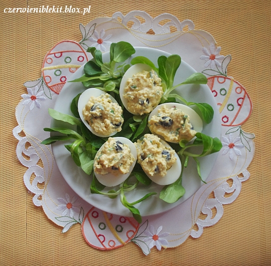 Jajka faszerowane z czarnymi oliwkami i parmezanem