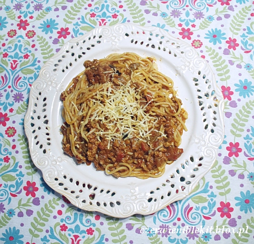 Spaghetti w sosie pomidorowo-śliwkowym